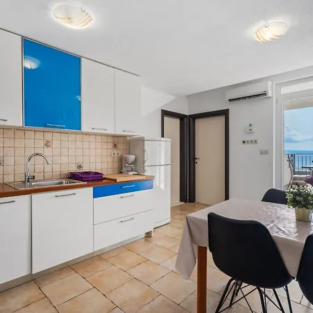 Apartman Mit Zwei Meerblick-balkonen By Interhome